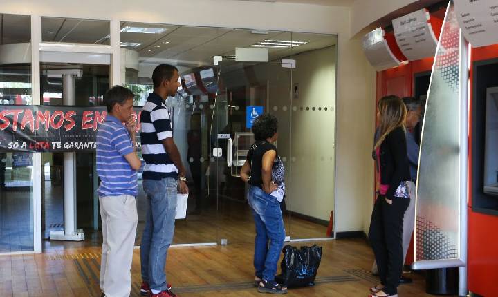 Bancários fazem paralisação nacional de 24 horas nesta quinta-feira 