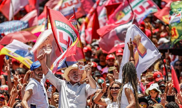 Brasil não será governado por sócios do Banco Master, diz Lula em ato
