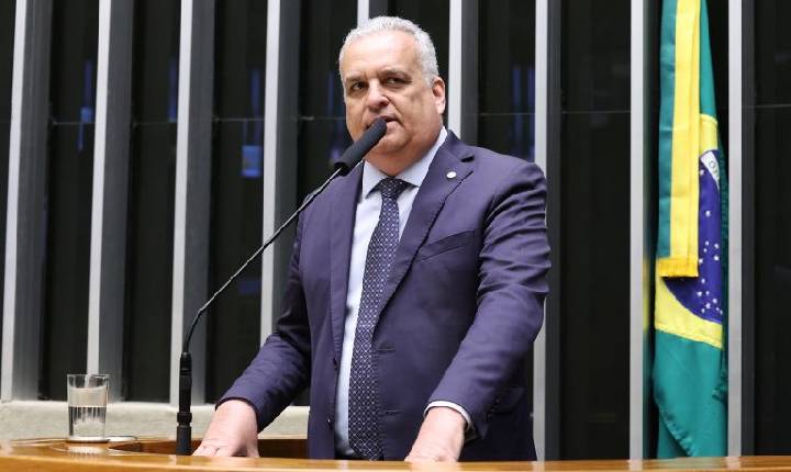 Comissão aprova autorização para pessoa com deficiência visual usar óculos biópticos para obter CNH