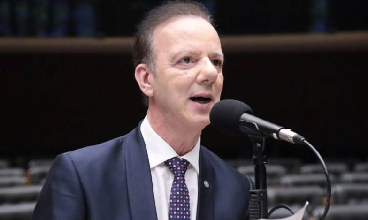 Comissão aprova projeto que proíbe escolas privadas de barrar o reaproveitamento de livros didáticos