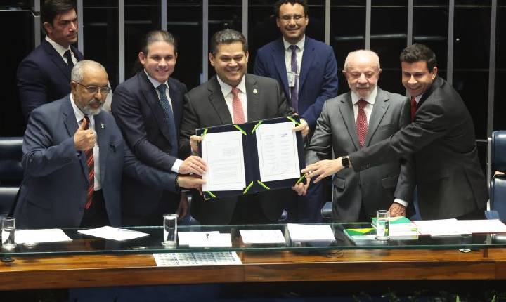 Congresso promulga emenda que acaba com escala 6x1 e estabelece jornada máxima de 40 horas semanais