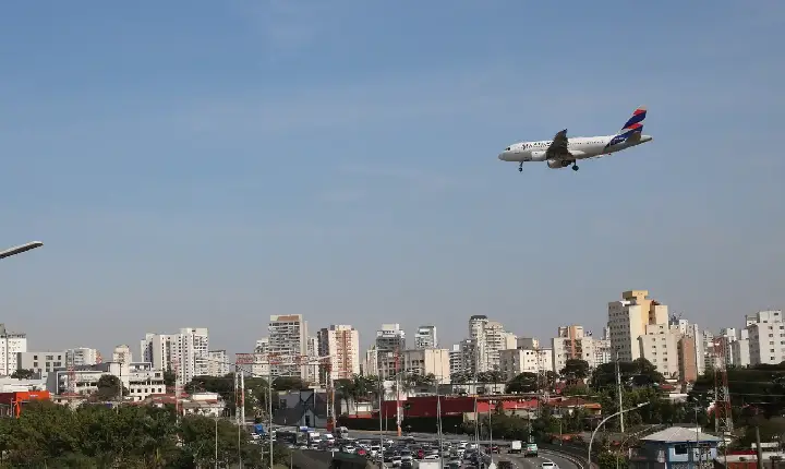 Empresas aéreas terão linha de crédito para enfrentar alta de custos