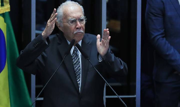 Ex-presidente José Sarney é internado com quadro de pneumonia