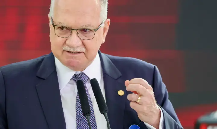 Fachin dá 5 dias para Mendonça e Gonet responderem acusação de Moraes