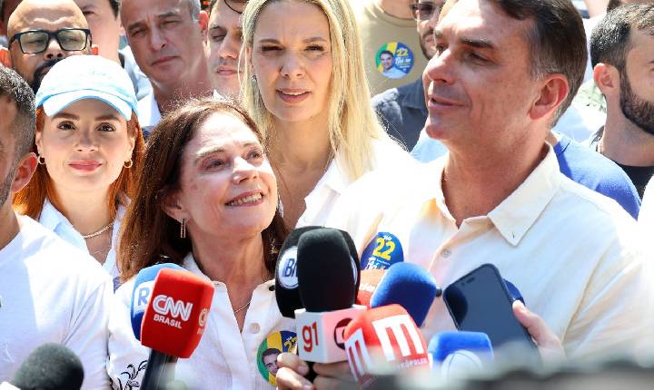 Flávio Bolsonaro diz que vai manter Bolsa Família e Farmácia Popular
