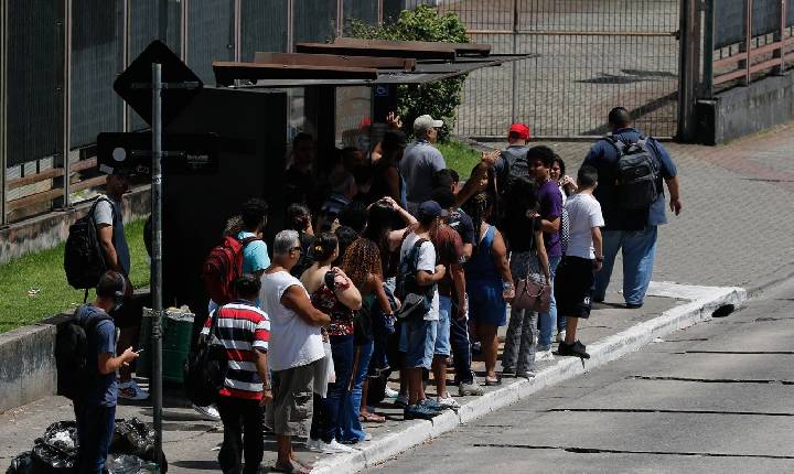 Motoristas de ônibus fazem paralisação na zona sul de São Paulo