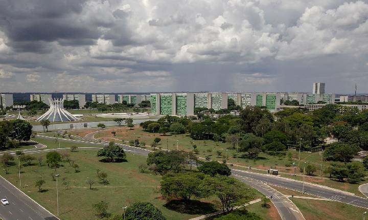 Negros e mulheres avançam, mas topo do serviço público segue desigual