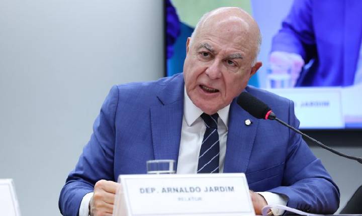 Pedido de vista adia votação da proposta que aumenta repasses federais para municípios