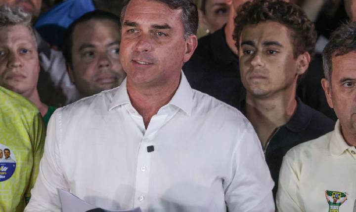 Polícia Federal cancela passaportes de Flávio Bolsonaro