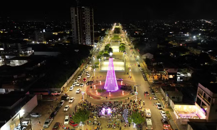 Santarém acende a maior árvore de Natal da cidade e celebra início do Natal Iluminado