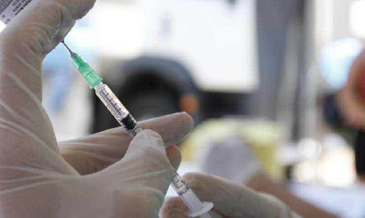 Sarampo: infectologista alerta para vacinação em viagens para a Copa