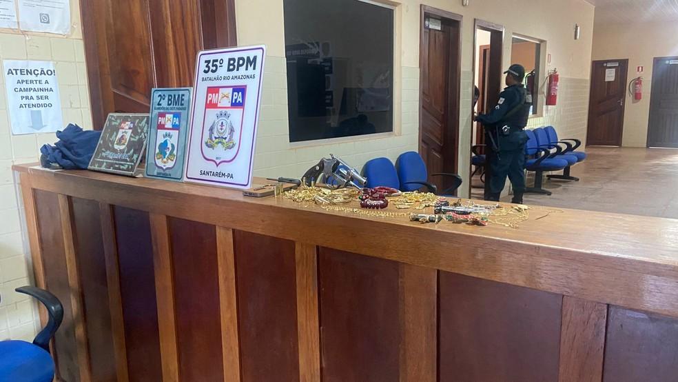 Dupla armada invade casa em Santarém, aterroriza moradores e é presa após cerco da PM