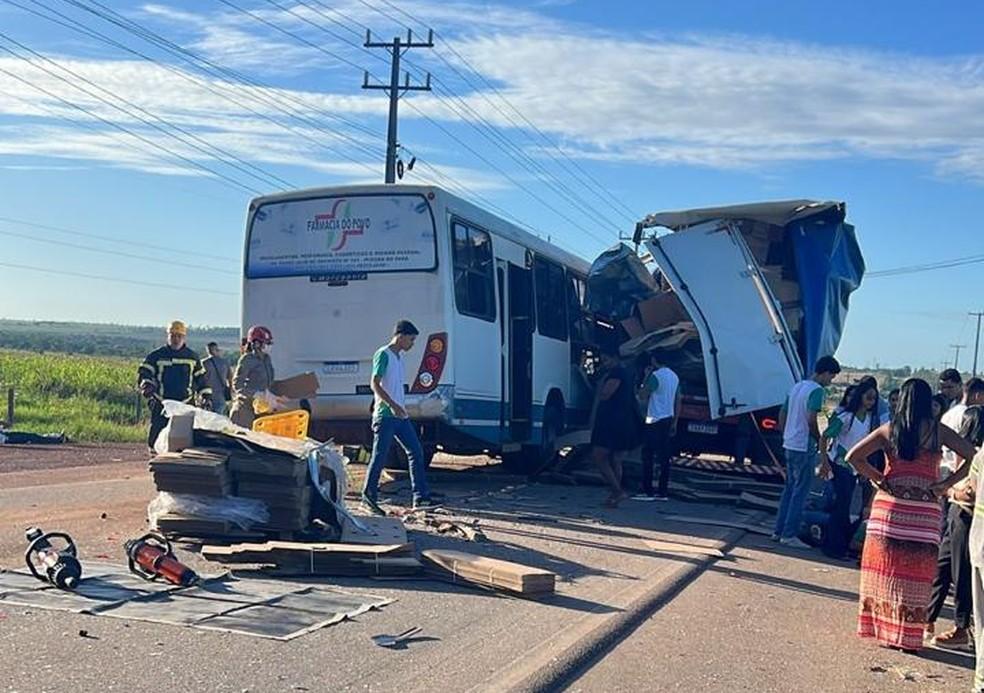 Acidente com ônibus escolar deixa 18 estudantes feridos na PA-125 em Paragominas