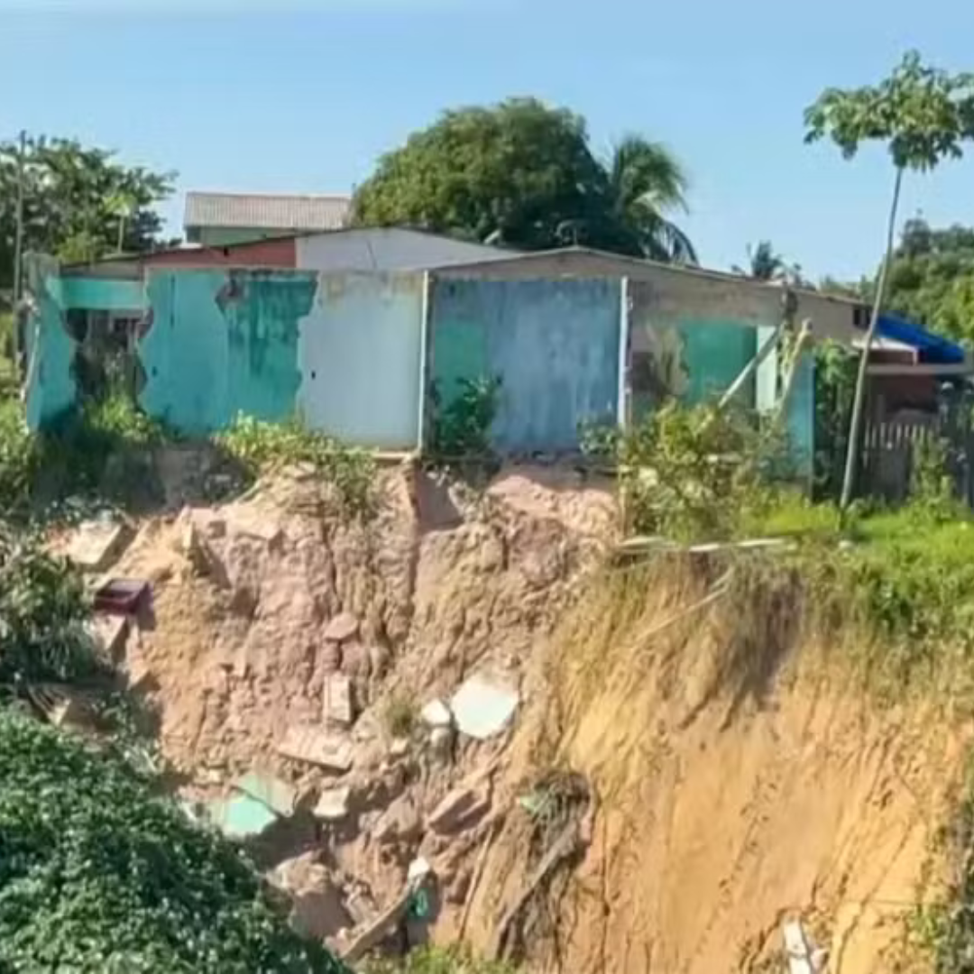 Cratera avança e ameaça casas no bairro Santa Terezinha, em Óbidos (PA)