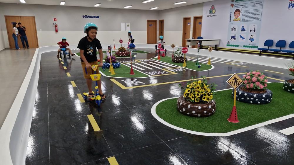 Detranzinho’ leva educação de trânsito lúdica a alunos da rede pública em Santarém