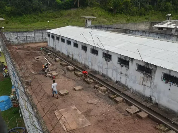 Fugindo pelo telhado: detento escapa da penitenciária de Santarém e polícia faz buscas
