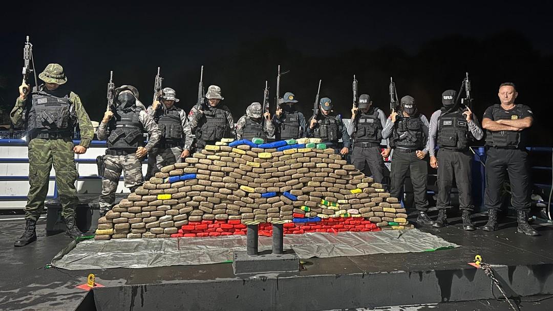 Grande apreensão de drogas no rio Amazonas: mais de 350 tabletes encontrados em Óbidos