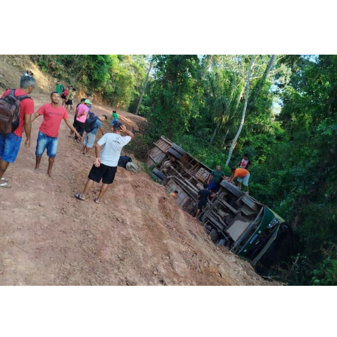 Ônibus de cooperativa capota em ladeira na BR-163, em Belterra; há muitos feridos