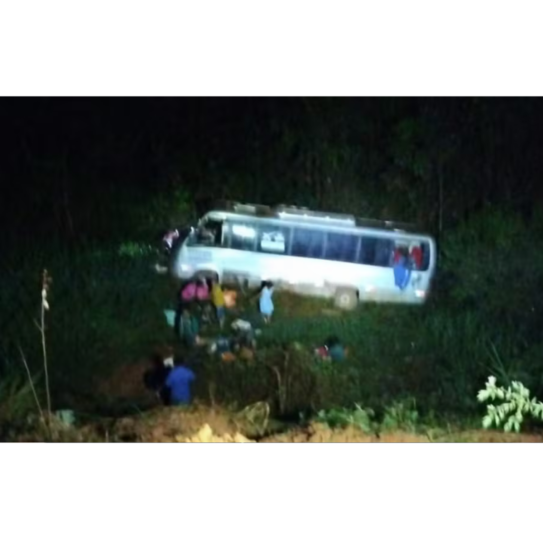 Tragédia na Transamazônica: micro-ônibus de saúde tomba na BR-230