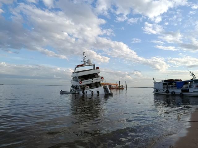 Iate ancorado em Santarém tomba e passageiros são retirados